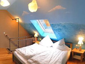 um quarto com uma cama com um quadro no tecto em Nautilus em Reinsfeld