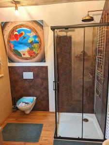 ein Bad mit einer Dusche und einem WC in der Unterkunft Nautilus in Reinsfeld