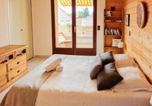 ein Schlafzimmer mit einem großen Bett mit Kissen darauf in der Unterkunft Annecy-le-Vieux Albigny - Proche Lac - Majord'Home in Annecy
