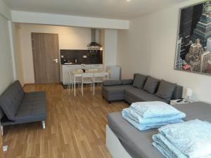 un soggiorno con un divano e un tavolo di Brand new two room apartment #34 with free secure parking in the center a Praga Altre 8 foto