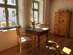 Klein aber fein in der Altstadt في آنغرمونده: غرفة طعام مع طاولة وكراسي ونوافذ