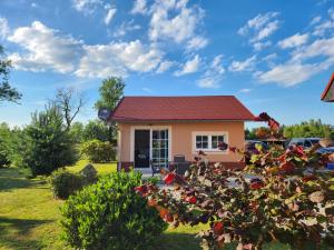 mały dom z czerwonym dachem w obiekcie Słoneczny Domek w mieście Podgórzyn