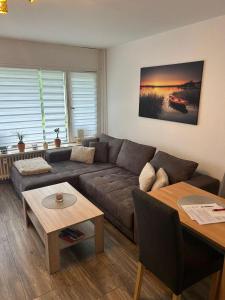 - un salon avec un canapé et une table dans l'établissement Gemütliches 1 Zimmer Appartement, à Langelsheim