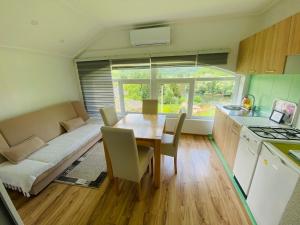 Kuchyň nebo kuchyňský kout v ubytování Unaqua Apartments + 37 fotografií