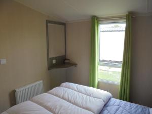 Säng eller sängar i ett rum på Kingfisher : Soleil:- 6 Berth, Central Heated, Close to site entrance