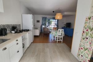 een keuken met witte kasten en een eetkamer bij Casa Mimosa with private pool & garden in Agaete