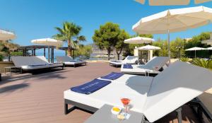 Bazén v ubytovaní Boutique Hotel H10 Blue Mar - Adults Only alebo v jeho blízkosti