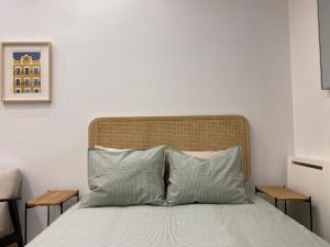 una camera con un letto con due cuscini di Cozy near the Barcelona Camp Nou Stadium a Barcellona