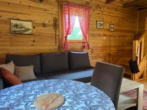ein Wohnzimmer mit einem Sofa und einem Tisch in der Unterkunft Holiday Home Milica in Kolašin