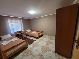 Habitación pequeña con 2 camas y ventana en Apartments Dragon en Umag