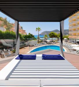 Bazén v ubytovaní Boutique Hotel H10 Blue Mar - Adults Only alebo v jeho blízkosti