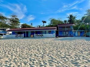 dom na plaży z piaszczystą plażą w obiekcie Khafii House w mieście Kampong Pasir Panjang