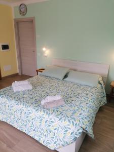 A bed or beds in a room at Colori nel Parco 2