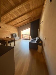 uma sala de estar com um sofá e uma mesa num quarto em Alpi Azzurre em Limone Piemonte