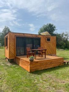 una piccola cabina in legno con tavolo e panca di Obytný kontejner Cabin Stars a Zátor