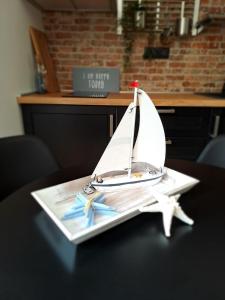 un bote de juguete sentado sobre una mesa en Studio Apartments Leut & Lanterna en Vis