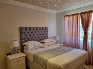 SummerstrandにあるBunitrix Guesthouseの大きなベッドと窓のある寝室 +88枚の写真