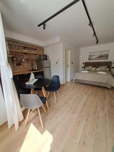 1 dormitorio con 1 cama, mesa y sillas en Studio Apartments Leut & Lanterna, en Vis
