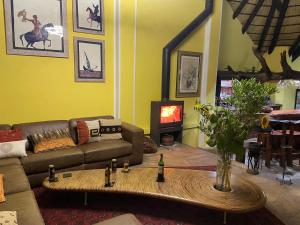 sala de estar con sofá y mesa en The Farm Shop, en Groutfontein