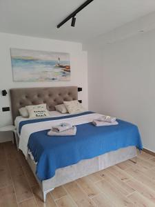 een slaapkamer met een bed met twee handdoeken erop bij Studio Apartments Leut & Lanterna in Vis