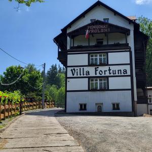 ドゥシュニキ・ズドルイにあるVilla Fortunaの別荘の占いを読む看板のある建物