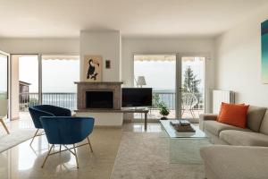 uma sala de estar com um sofá e uma lareira em Villa Montagne & Lago by Garda FeWo em Villanuova sul clisi