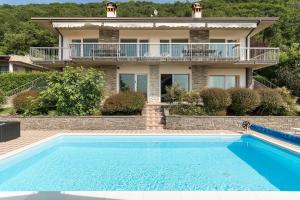 una casa con piscina delante de una casa en Villa Montagne & Lago by Garda FeWo, en Villanuova sul clisi