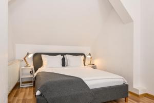 Un pat sau paturi într-o cameră la Cedrus Boutique