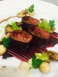 ein Teller mit Essen mit Fleisch und Gemüse darauf in der Unterkunft Gasthof Hotel Bauer in Hersbruck + 10 Fotos
