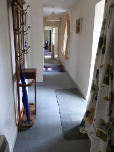 um corredor de uma casa com uma escada em The Old Stables of heritage Tregrehan Garden Cottages on South Coast em St Austell