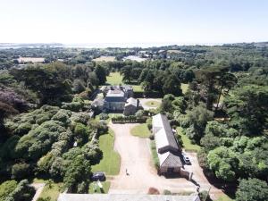 uma vista aérea de um edifício num parque em The Old Stables of heritage Tregrehan Garden Cottages on South Coast em St Austell