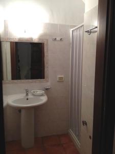 uma casa de banho com um lavatório, um espelho e um chuveiro em Hotel Tenuta San Francesco em Barletta