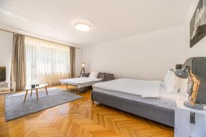 Un pat sau paturi într-o cameră la Cedrus Boutique