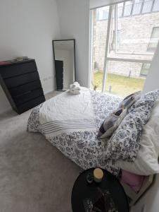 1 dormitorio con 1 cama con tocador y espejo en Kingwood apartaments, en Londres