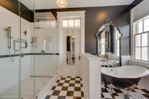 Bilik mandi di Downtown Winston-Salem Condo with Private Library! +24 gambar