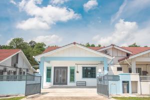 a house with a driveway in front of it at Biru Home PD Famili Selesa Suppa Pool & Aircond in Port Dickson