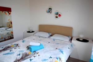 - une chambre dotée d'un lit avec des oiseaux bleus dans l'établissement Apartment Potnar Z, à Malinska