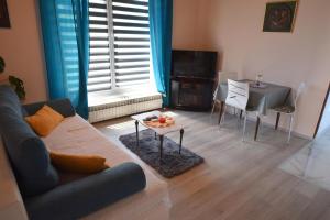 - un salon avec un canapé et une table dans l'établissement Apartment Potnar Z, à Malinska