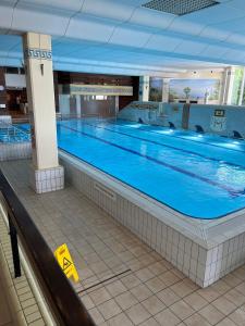 聖恩吉瑪的住宿－Ferienwohnung Bergzeit mit Sauna und Pool，大型建筑中的大型游泳池