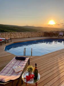 Πισίνα στο ή κοντά στο Olive Villa Plataniás