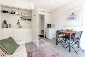 A kitchen or kitchenette at Apartment Garden & Bed