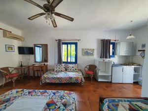 een woonkamer met een bank en een tafel bij Sartivista Bed & Breakfast in Sarti