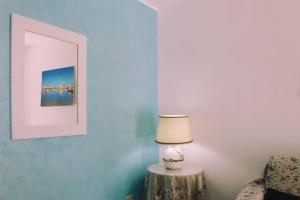 トッレ・サン・ジョヴァンニ・ウジェントにあるFronte Mareの青い壁の部屋