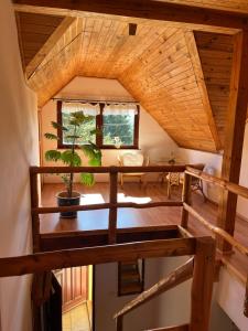 an overhead view of the living room of a tiny house at Dom w Rzeczce Góry Sowie in Rzeczka