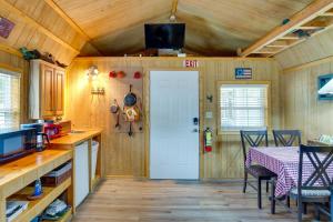Köök või kööginurk majutusasutuses Lake Fork Studio Cabin with Dock and Boat Ramp!
