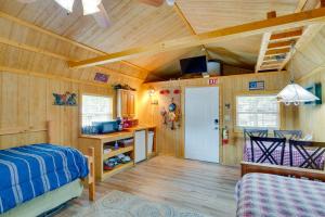 Köök või kööginurk majutusasutuses Lake Fork Studio Cabin with Dock and Boat Ramp!