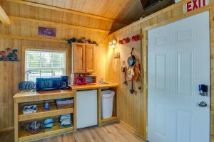 Köök või kööginurk majutusasutuses Lake Fork Studio Cabin with Dock and Boat Ramp!