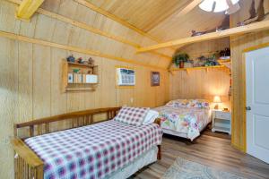 een slaapkamer met 2 bedden in een kamer met houten wanden bij Lake Fork Studio Cabin with Dock and Boat Ramp! in Emory