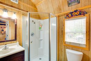 Vannituba majutusasutuses Lake Fork Studio Cabin with Dock and Boat Ramp! +22 fotot