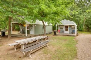 Aed väljaspool majutusasutust Lake Fork Studio Cabin with Dock and Boat Ramp!